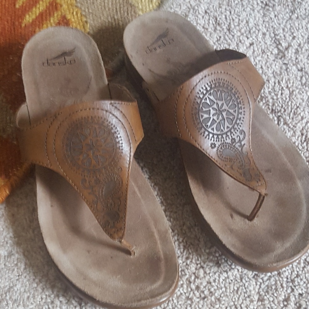 Dansko tooled leather thong sandals / flip flops